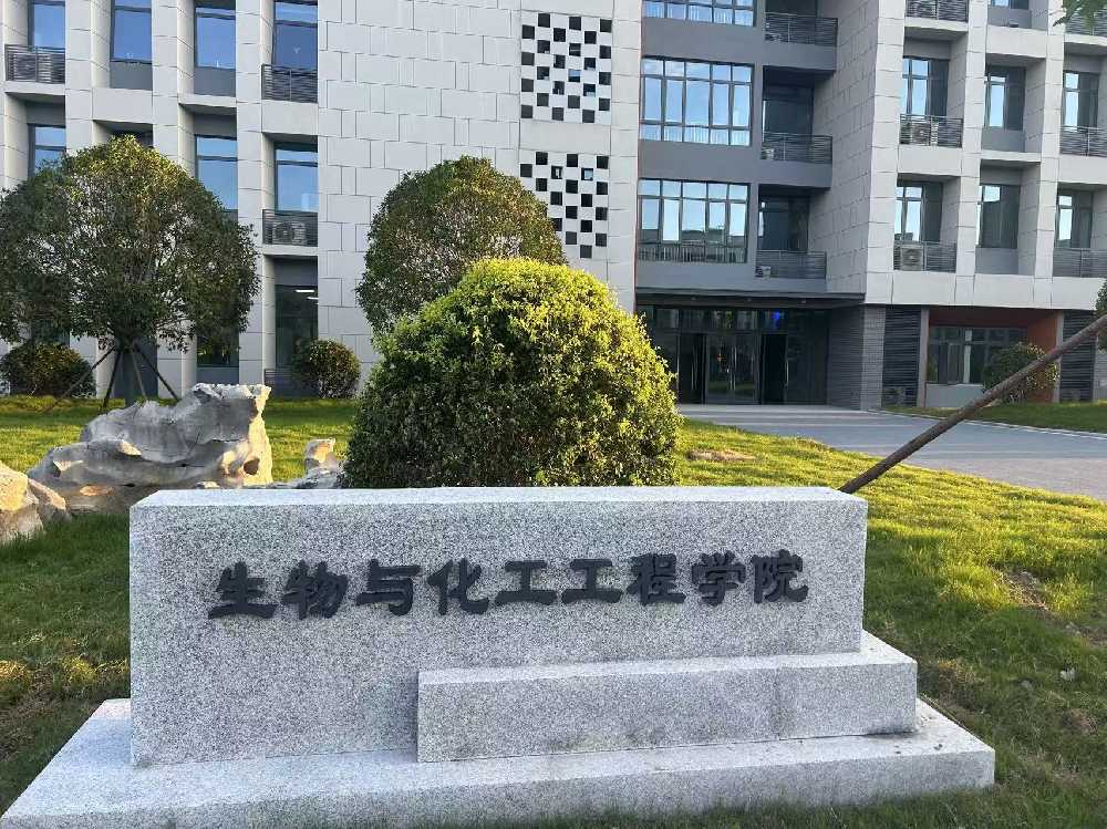莱芜区扬州职业大学体育场高杆灯项目